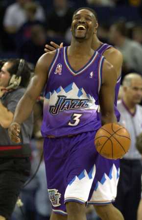 队的防守触 队的防守触